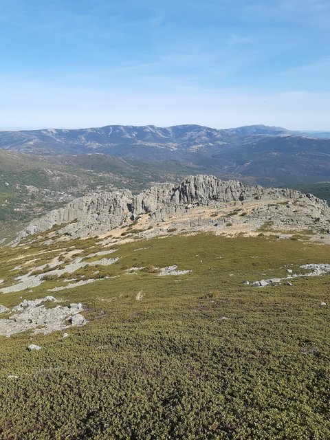 Bajada desde el Ocejón por la ladera hacia Valverde en direcciónn la Cueva del Reloje. Coordenadas: 41.111833, -3.253251