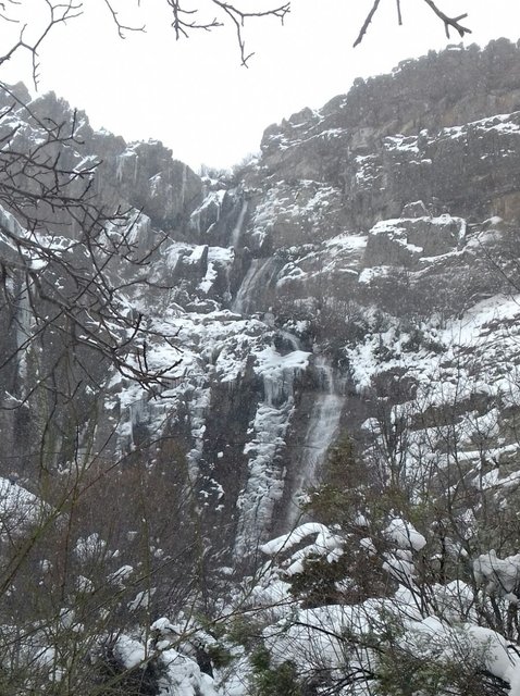 Bonita vista de las Chorreras de Despeñalagua nevadas