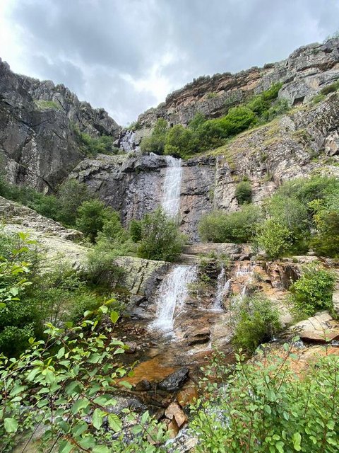 Caida de agua de las chorreras de Despeñalagua en Primavera