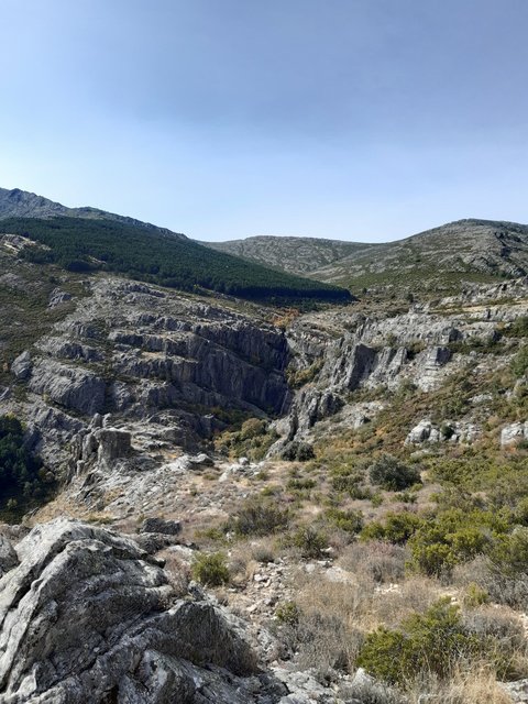 Vista de las Chorreras de Despeñalagua desde el camino de subida al Hervidero