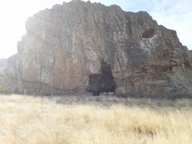 Vista frontal de la Cueva del Reloje en Verano