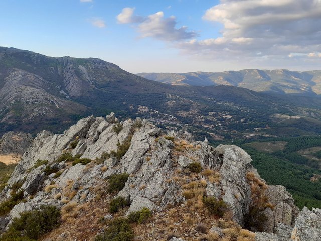 Vista de Valverde de los Arroyos desde llanura de la Cueva del Reloje