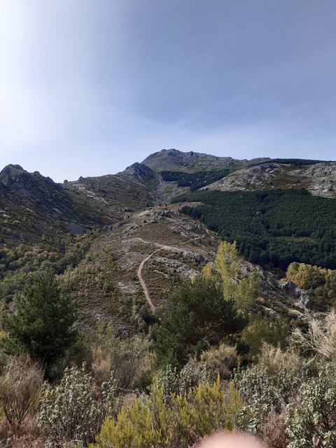 Camino de subida a la Cueva del Reloje